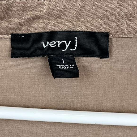 VERY J Unique Collared Shimmery Blouse Shoulder Buttons Large Funnel Neck - Picture 4 of 15